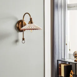 Aplique de pared Rosina, bronce con pantalla de cerámica rosa
