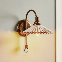 Aplique de pared Rosina, bronce con pantalla de cerámica rosa