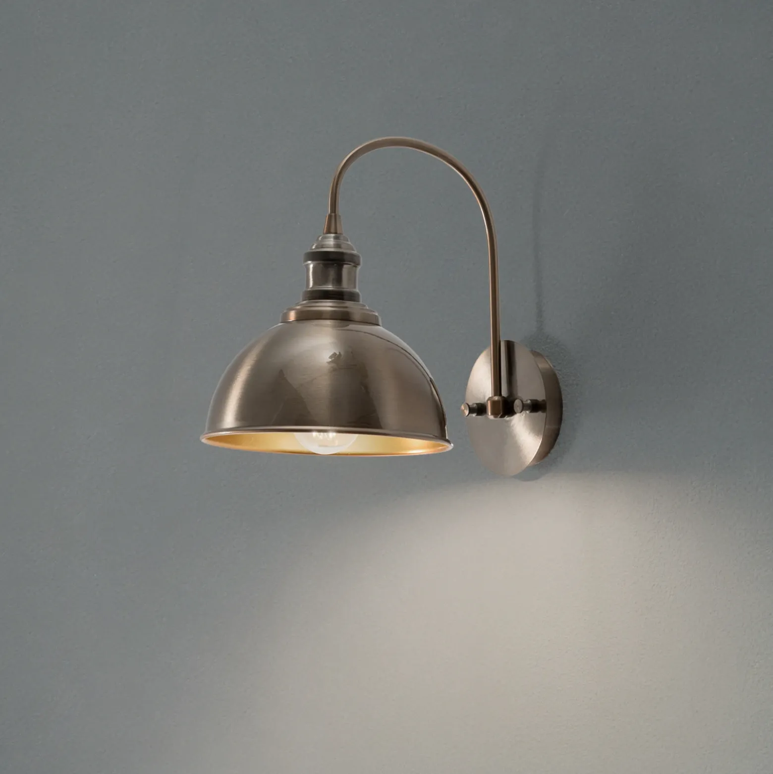 Aplique de pared Saglam, latón envejecido, altura 36 cm, metal