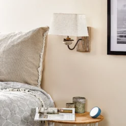 Aplique de pared Seregon con decoración de piedra y pantalla de tela