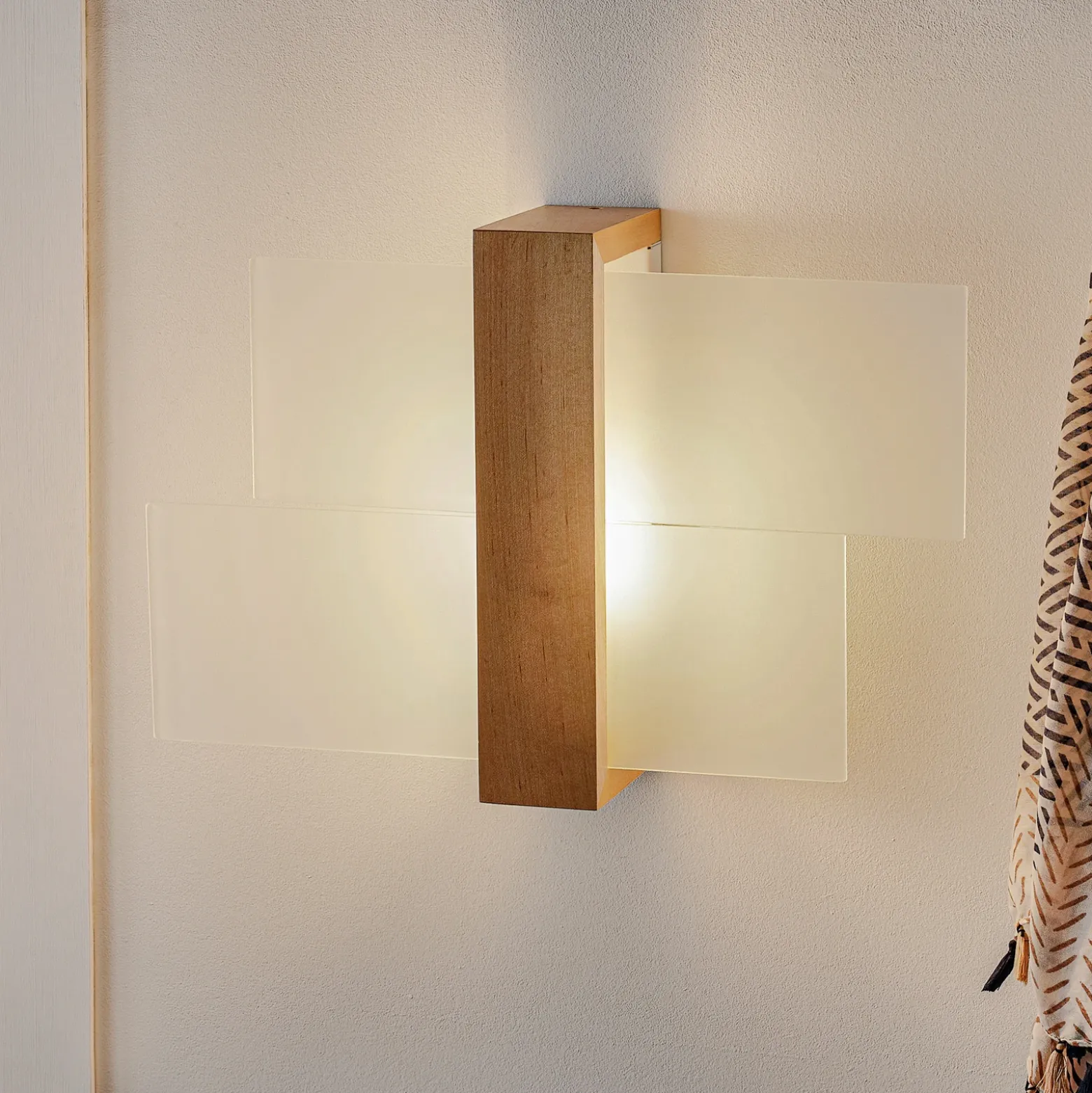 Aplique de pared Shifted 1, cristal y madera clara