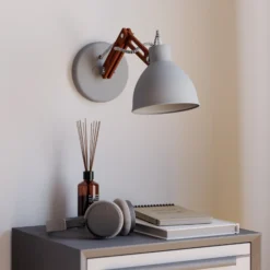 Aplique de pared Skansen, brazo de madera ajustable, gris