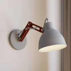 Aplique de pared Skansen, brazo de madera ajustable, gris