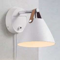 Aplique de pared Strap con correa de cuero, blanca