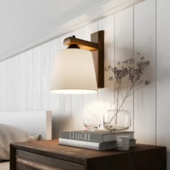 Aplique de pared Sweden con estructura de madera, roble nogal