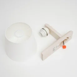 Aplique de pared Sweden con estructura de madera, blanco antiguo