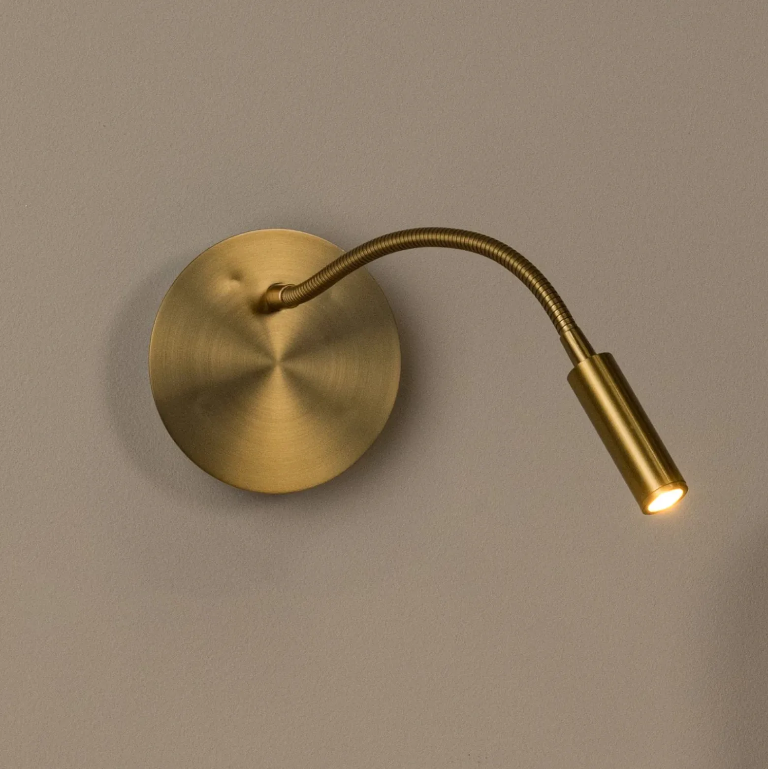 Aplique LED a pilas Jolijn, dorado mate, brazo flexible, Ø 11 cm, imán
