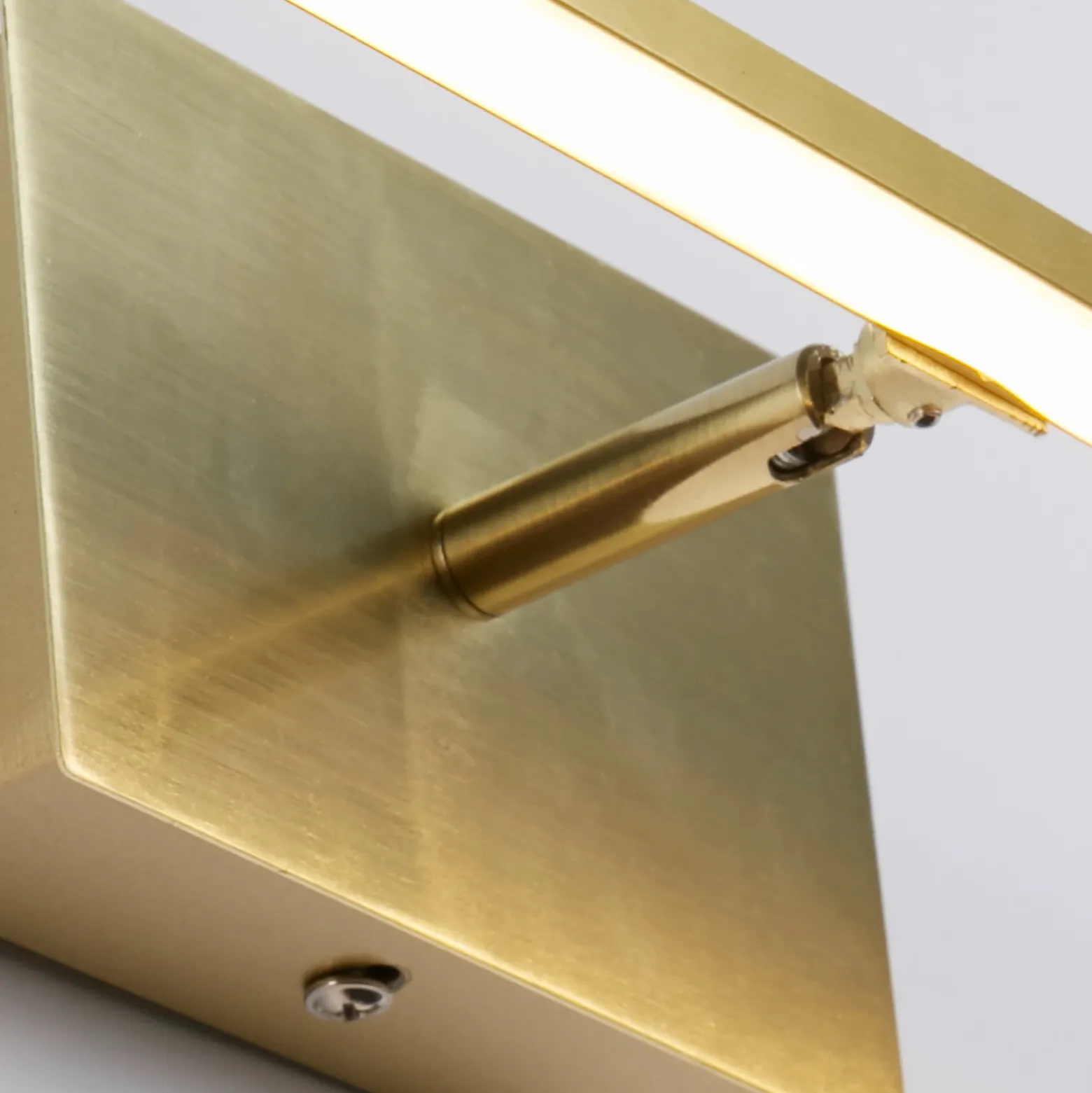 Aplique LED para baño Amalfi, color latón, ancho 61 cm, acero