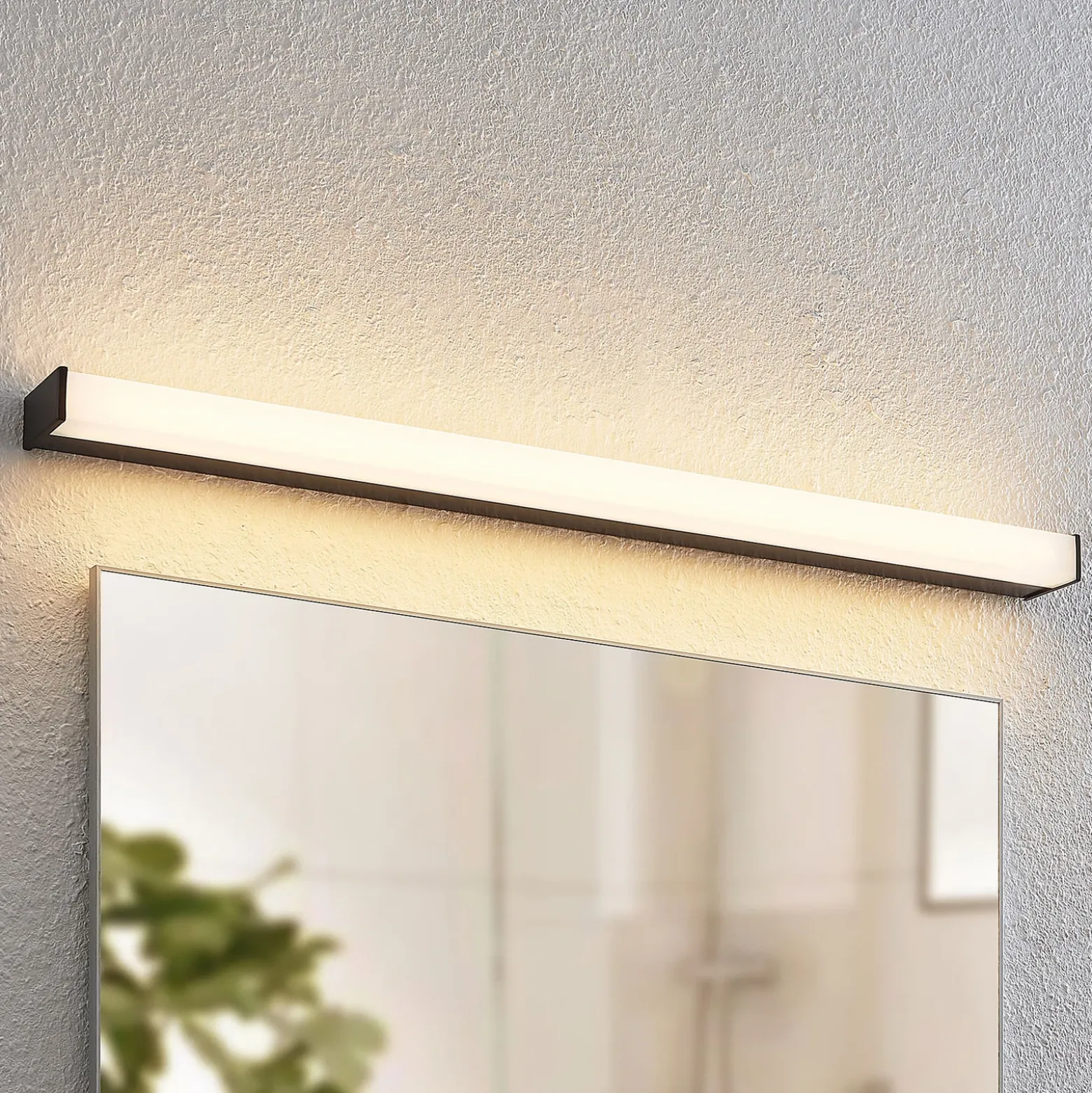 Aplique LED para baño Ulisan de Lindby, 89 cm, negro, angular