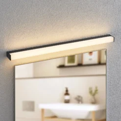 Aplique LED para baño Ulisan de Lindby, 89 cm, negro, angular