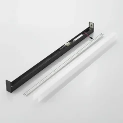 Aplique LED para baño Ulisan de Lindby, 89 cm, negro, angular