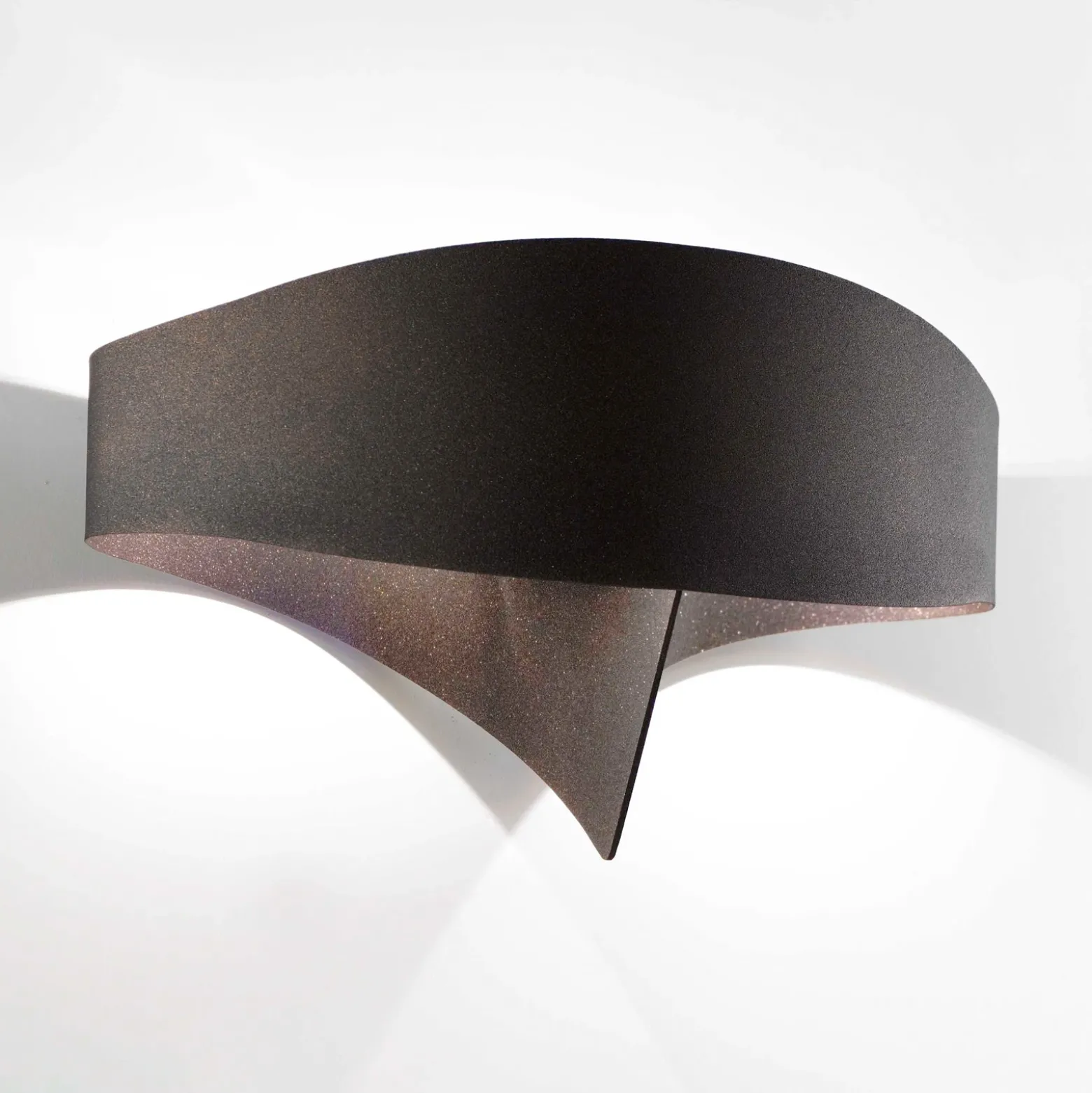 Aplique LED Scudo de acero, bronce