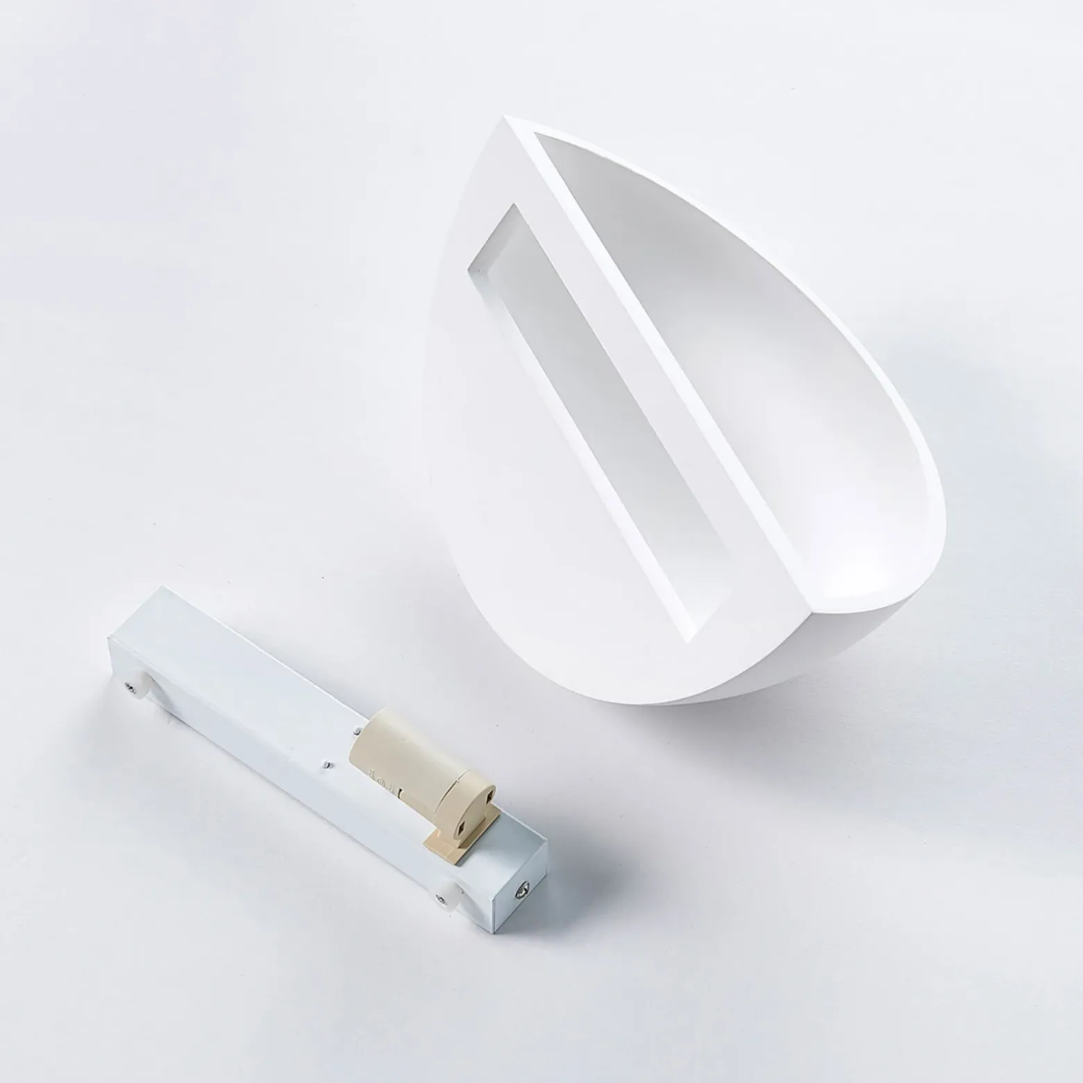 Aplique Narin de Lindby, blanco, yeso, semicircular, 28 cm