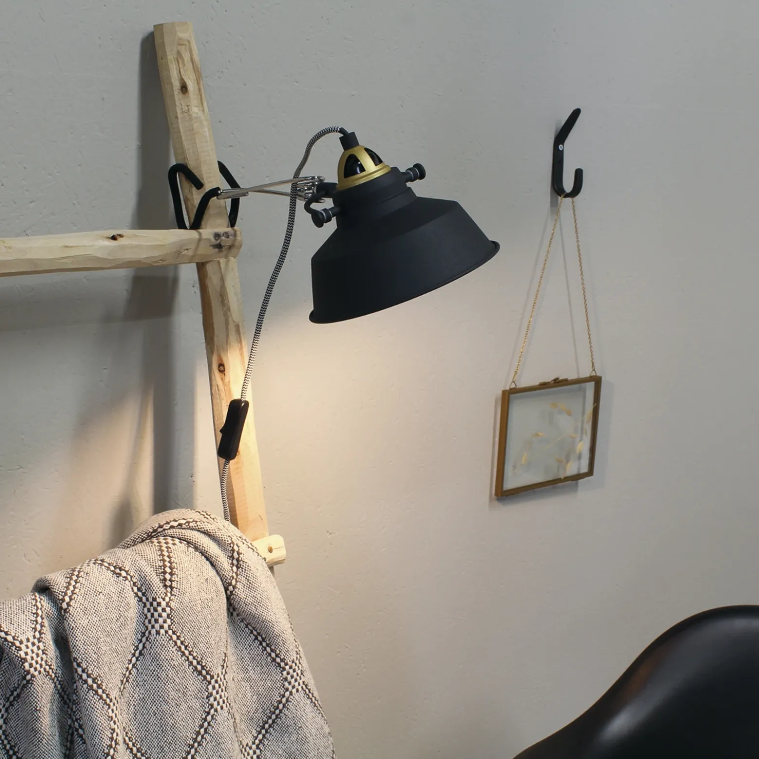 Aplique Nové con enchufe, negro