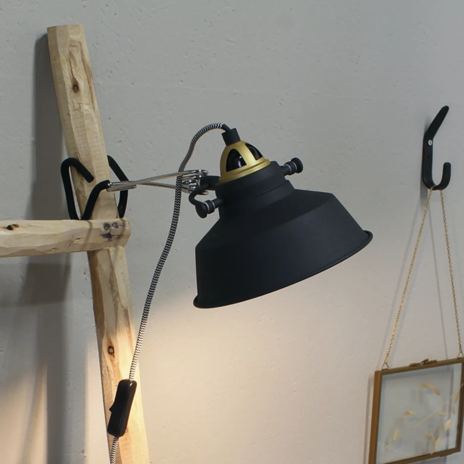 Aplique Nové con enchufe, negro
