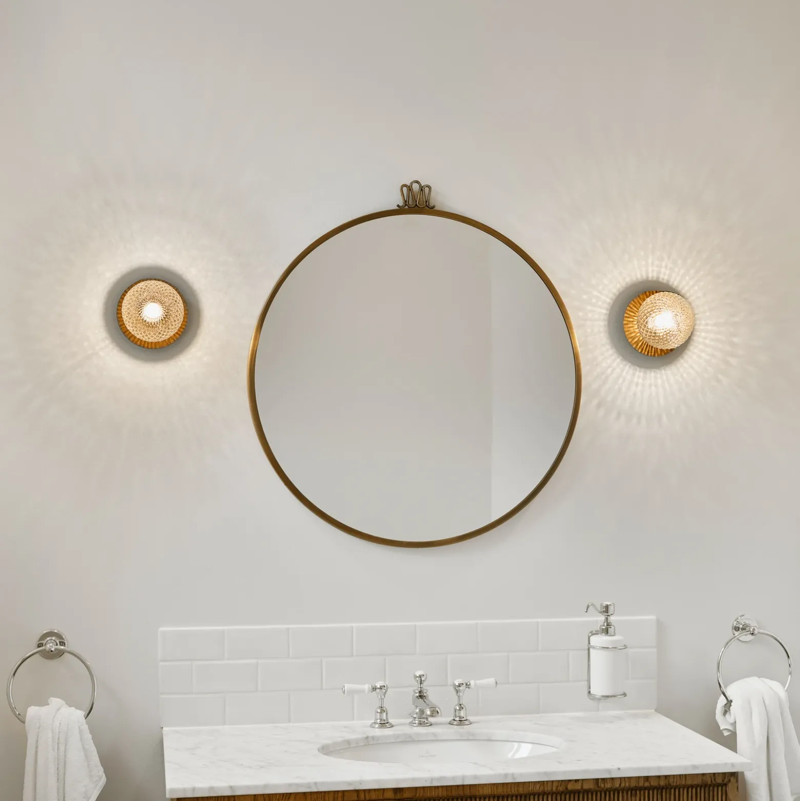 Aplique Nuura Liila 1, Ø 14 cm, IP44, bronce/transparente