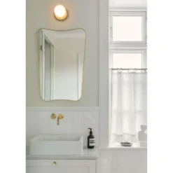 Aplique Nuura Liila 1, Ø 14 cm, IP44, dorado/ópalo