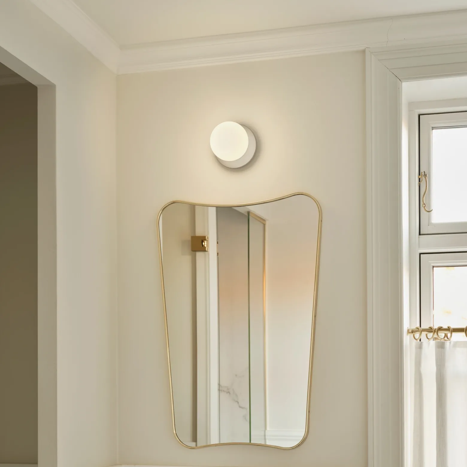 Aplique Nuura Liila 1 IP44, Ø 14 cm, plateado/ópalo