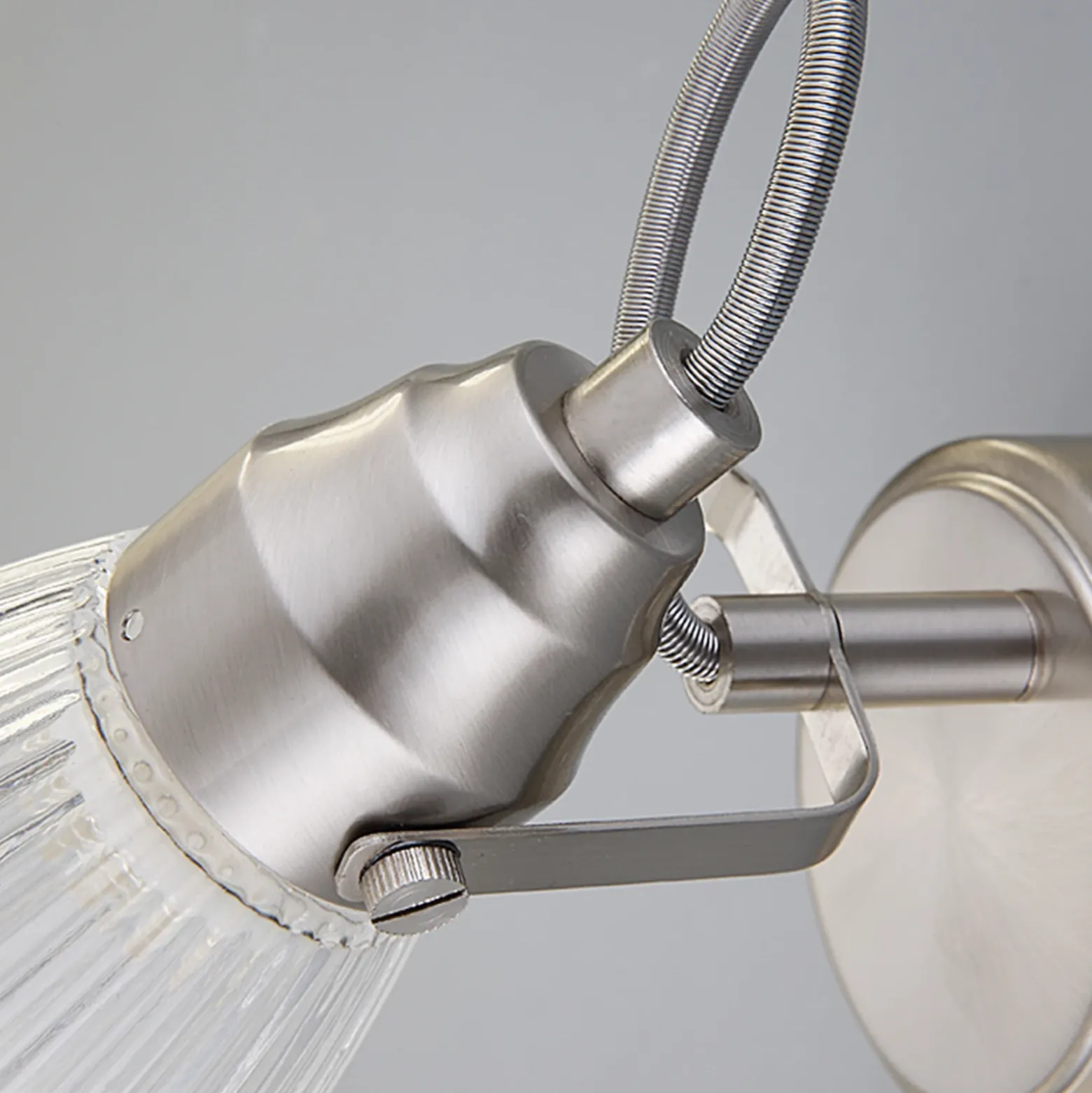 Aplique para baño Lindby Kara, 21 cm de altura, cristal, IP44, G9