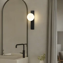 Aplique para baño Lindby Tavrik, negro/blanco, altura 30 cm, cristal
