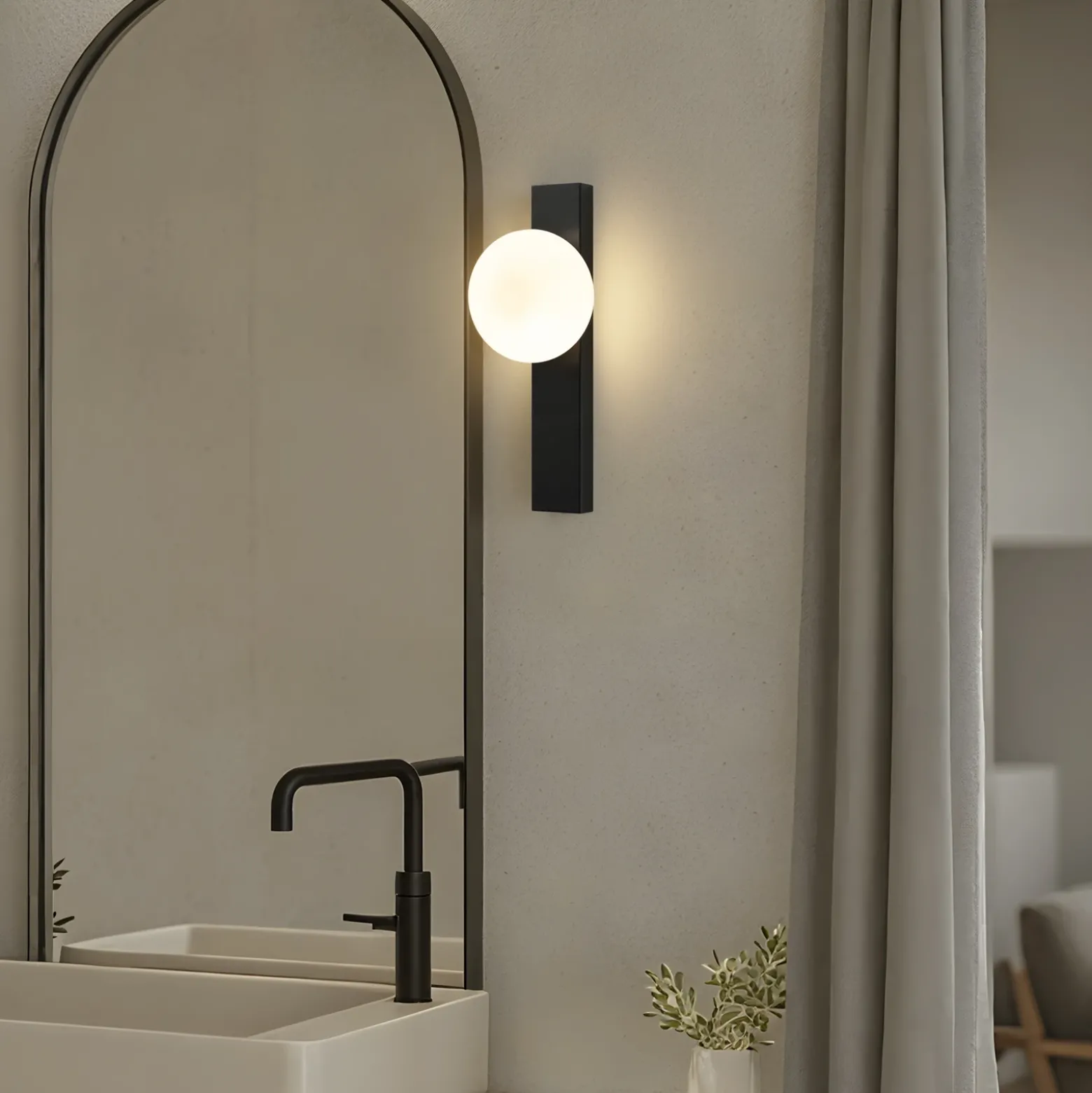 Aplique para baño Lindby Tavrik, negro/blanco, altura 30 cm, cristal