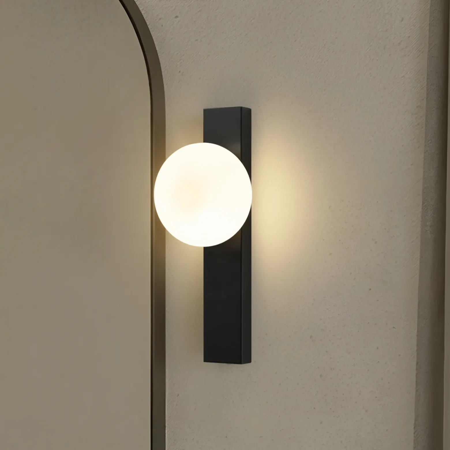 Aplique para baño Lindby Tavrik, negro/blanco, altura 30 cm, cristal