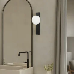 Aplique para baño Lindby Tavrik, negro/blanco, altura 30 cm, cristal