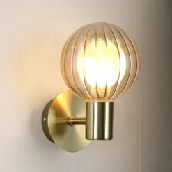 Aplique para baño Lumisphere, color crema/latón, altura 12 cm