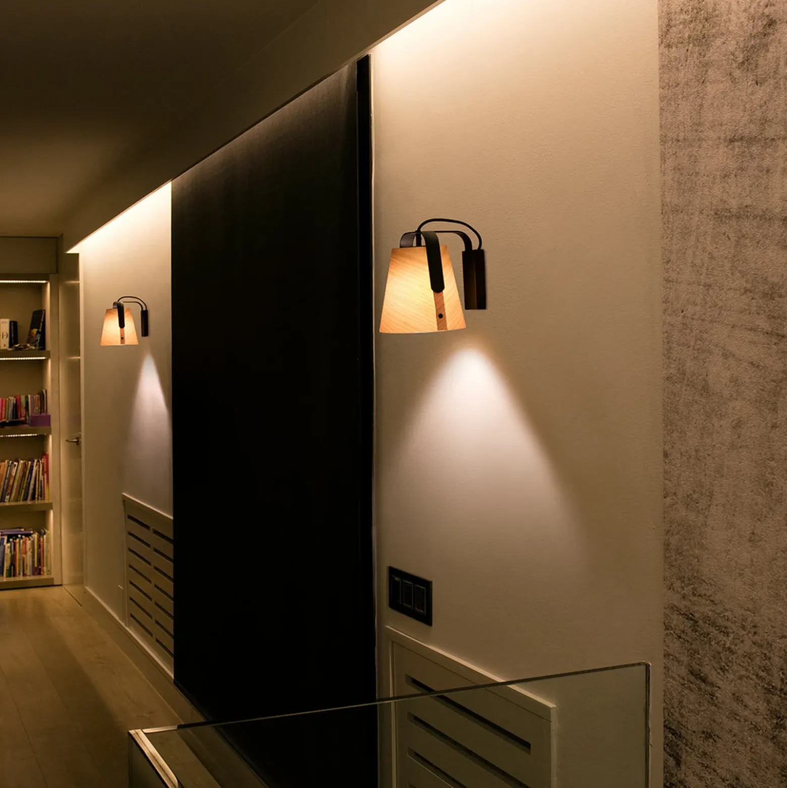 Aplique Stood con pantalla de madera de cerezo