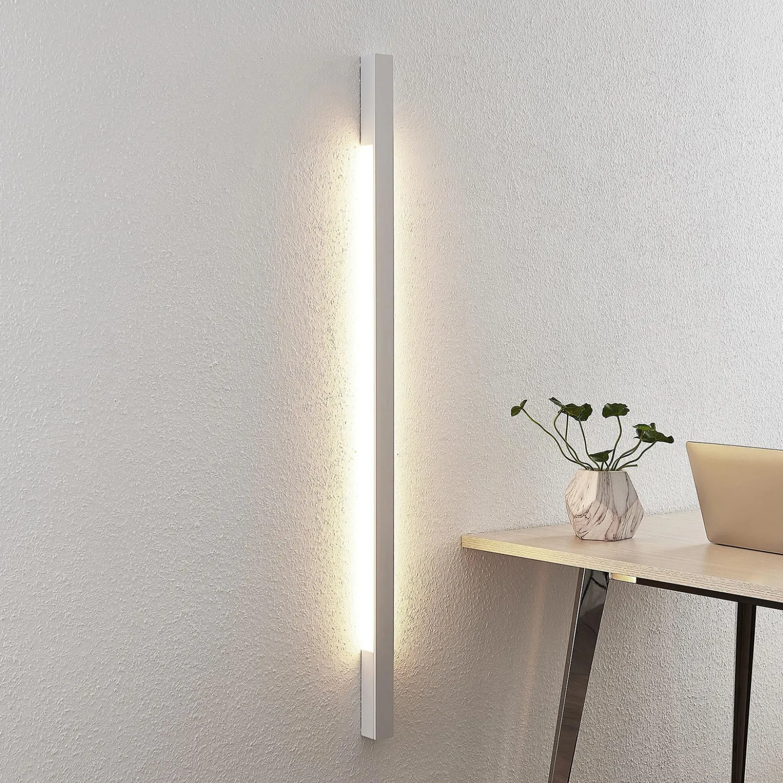 Arcchio Aplique de pared LED Ivano, 130 cm, blanco, aluminio
