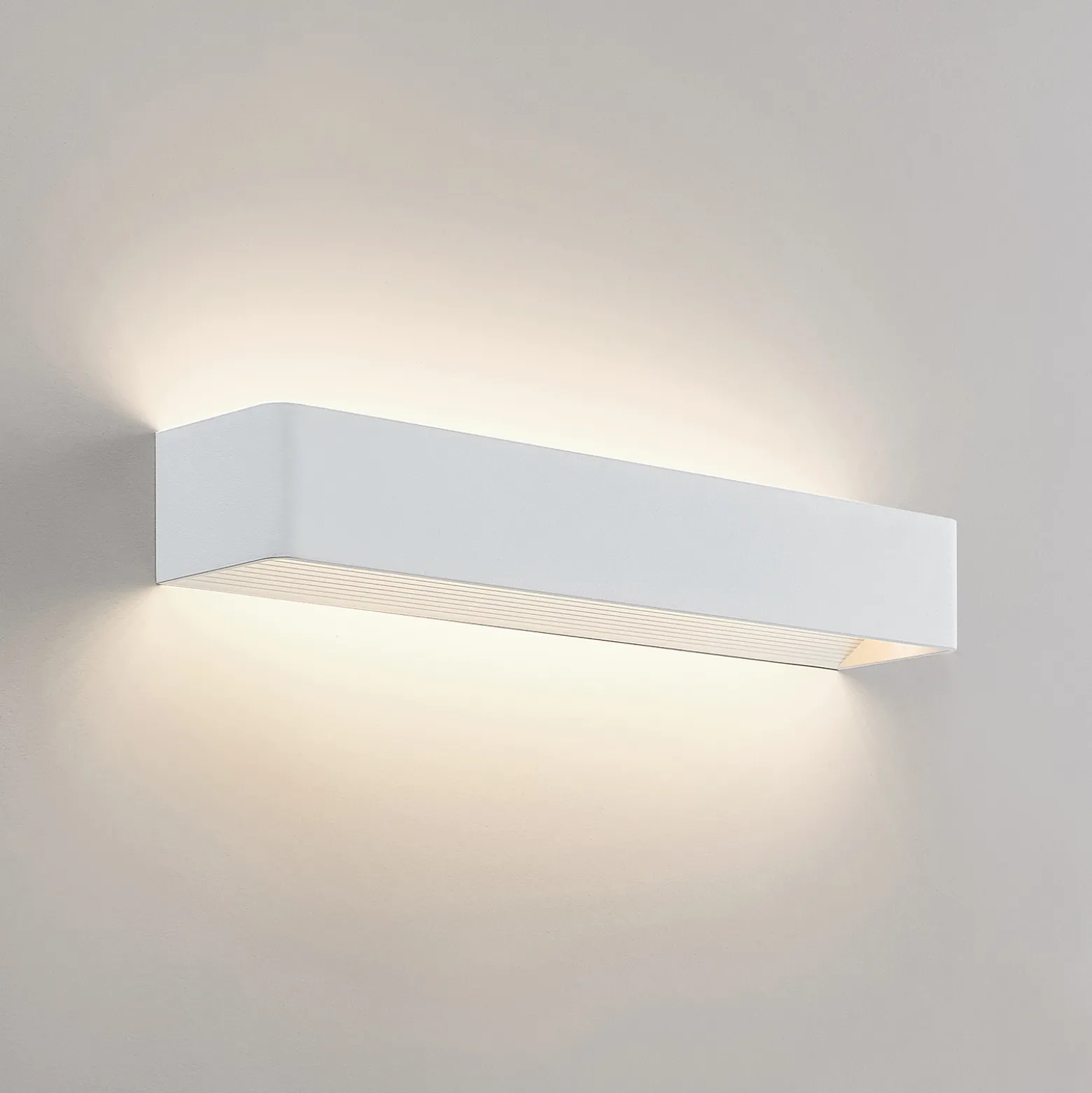 Arcchio Aplique de pared LED Karam, 53 cm, blanco, metal, arriba/abajo