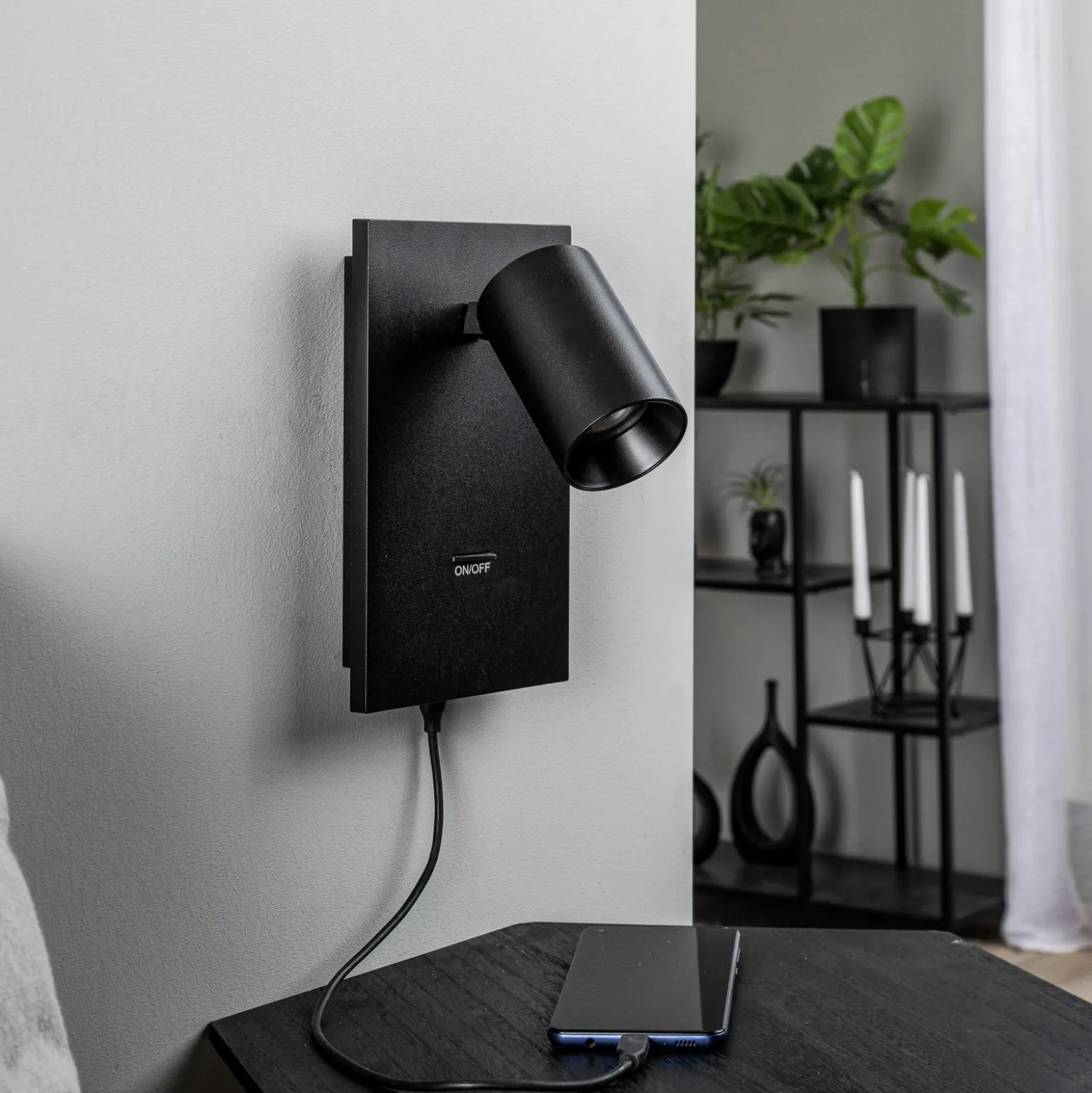 Arcchio Foco Brinja, negro, metal, USB-C, interruptor