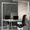 Arcchio lámpara de pie LED para oficina Jolinda, blanca, metal, sensor