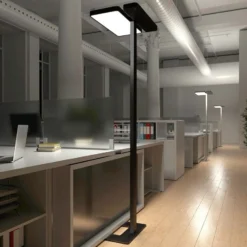 Arcchio Lámpara de pie para oficina Aila, negra, sensor de luz diurna