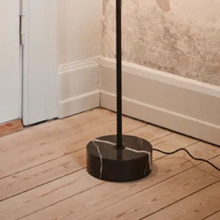 AYTM lámpara de pie LED Grasil, negro, mármol, altura 127 cm