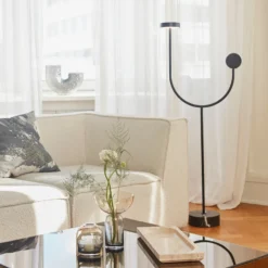 AYTM lámpara de pie LED Grasil, negro, mármol, altura 127 cm