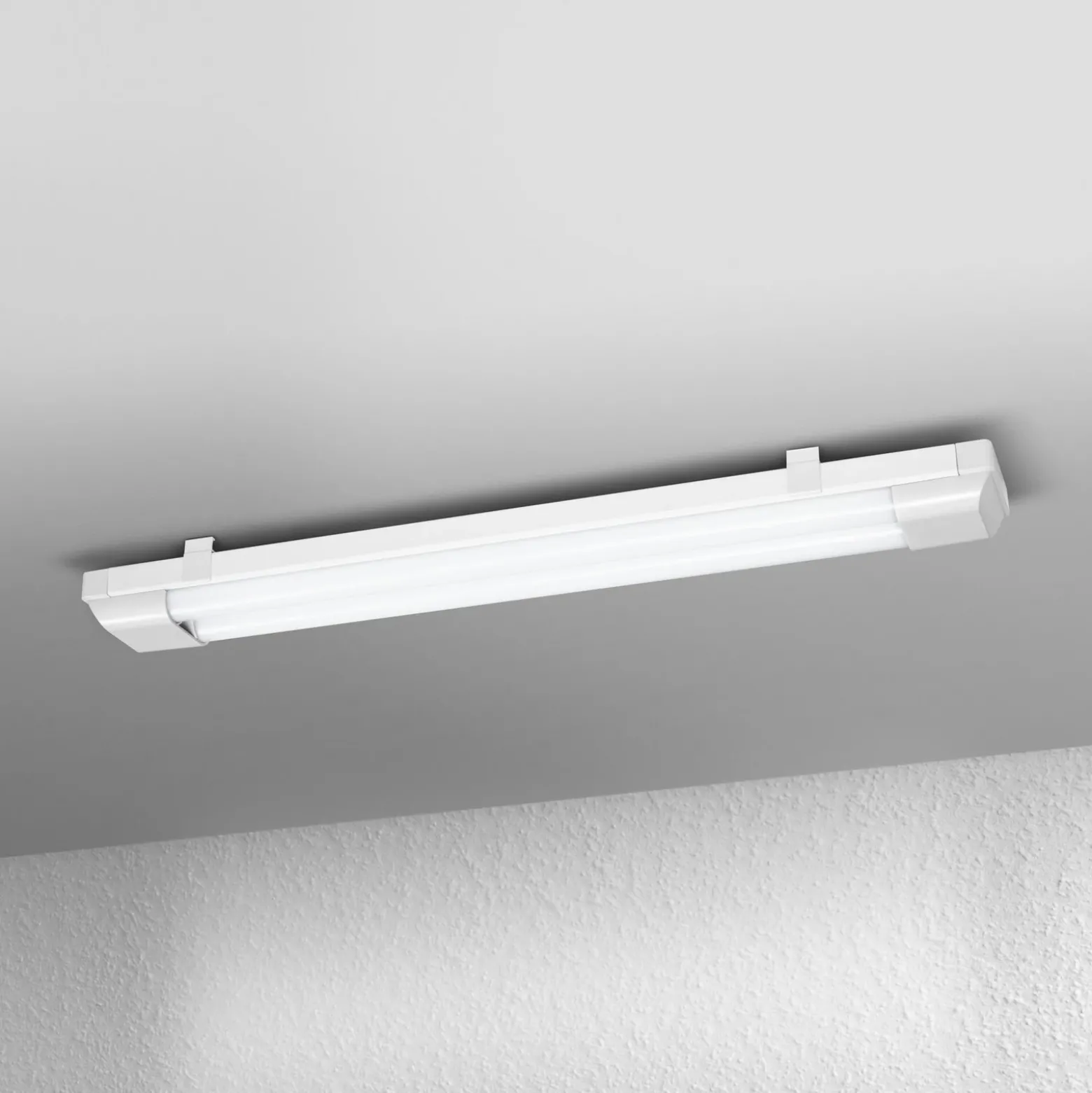 Barra de luz LED POWER BATTEN de OSRAM, 3000 K, 60 cm, 2 luces.