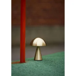 Bonita lámpara de mesa LED recargable Mush, latón, IP44 atenuable