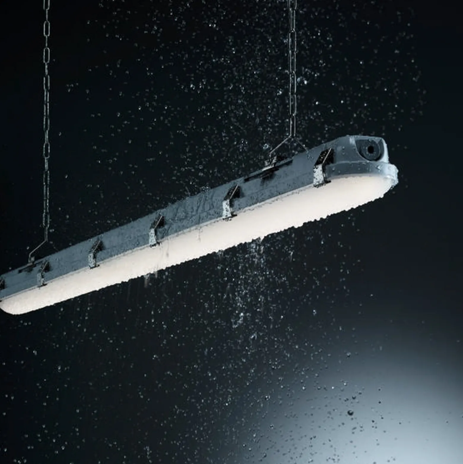 BRUMBERG Humid One, luminaria con difusor y iluminación de emergencia, 149 cm