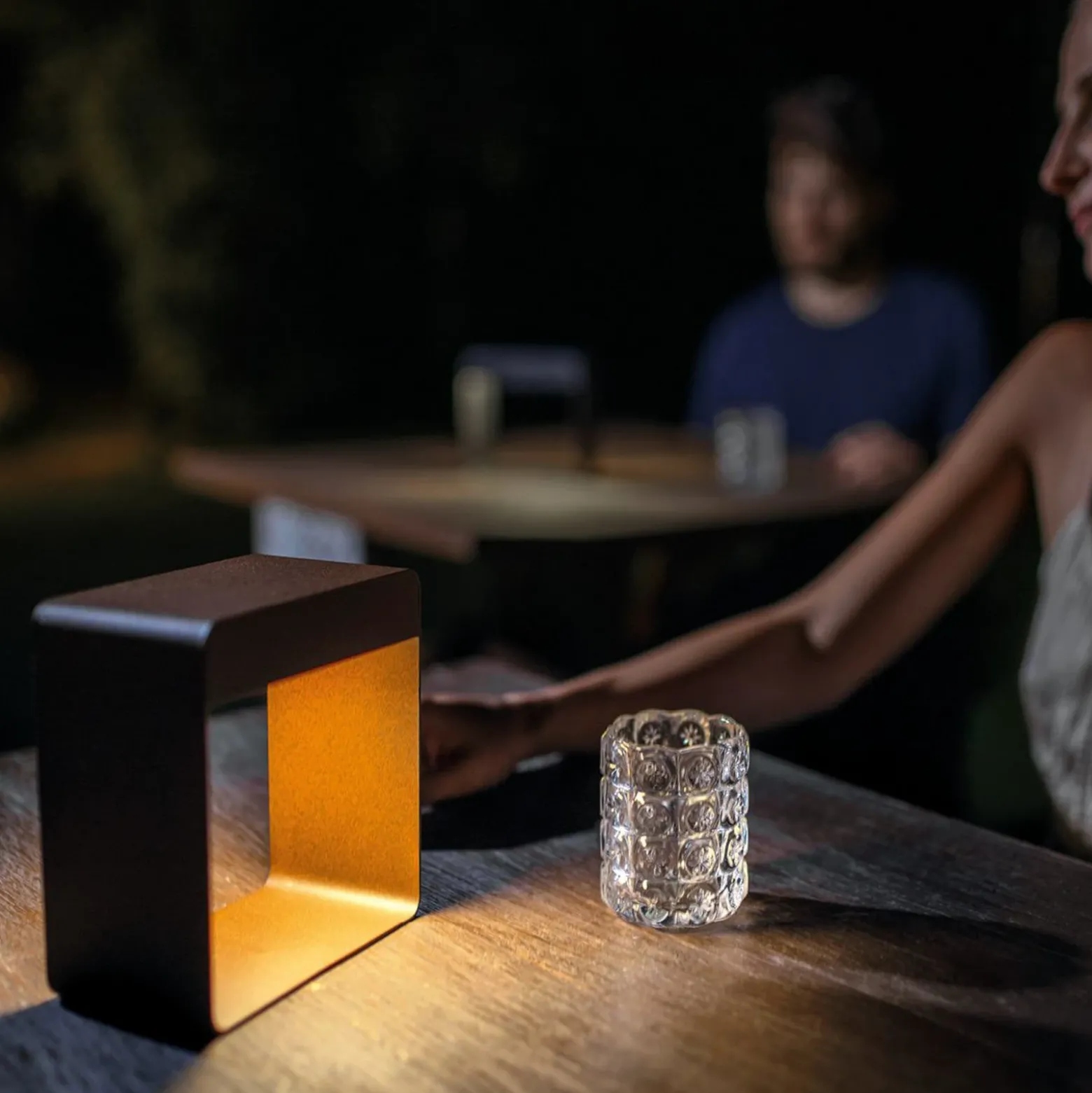 Dama lámpara de mesa LED recargable, marrón oscuro, aluminio, ABS