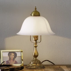 Decorativa lámpara de mesa Carolin de latón