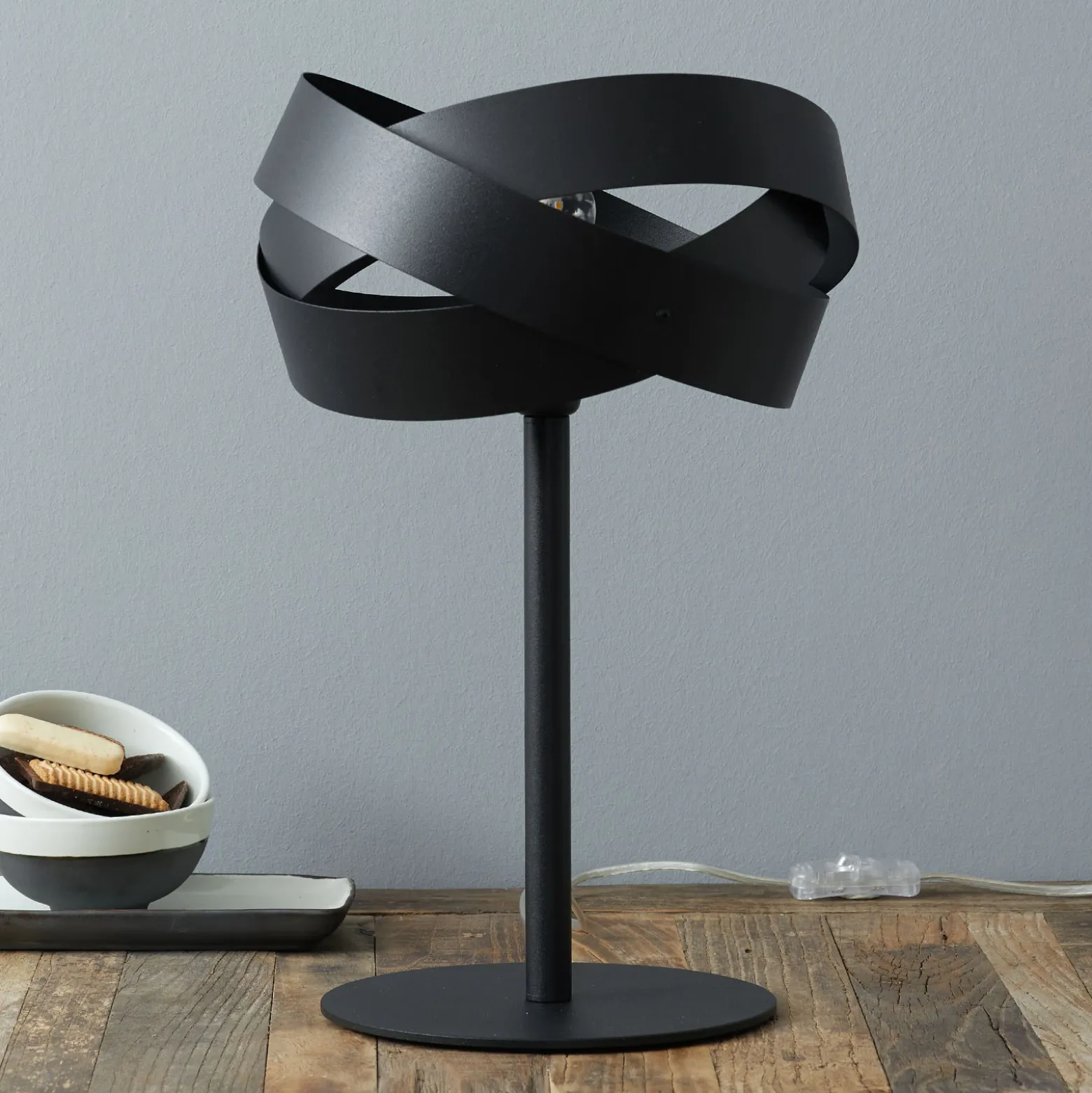 Decorativa lámpara de mesa Tornado