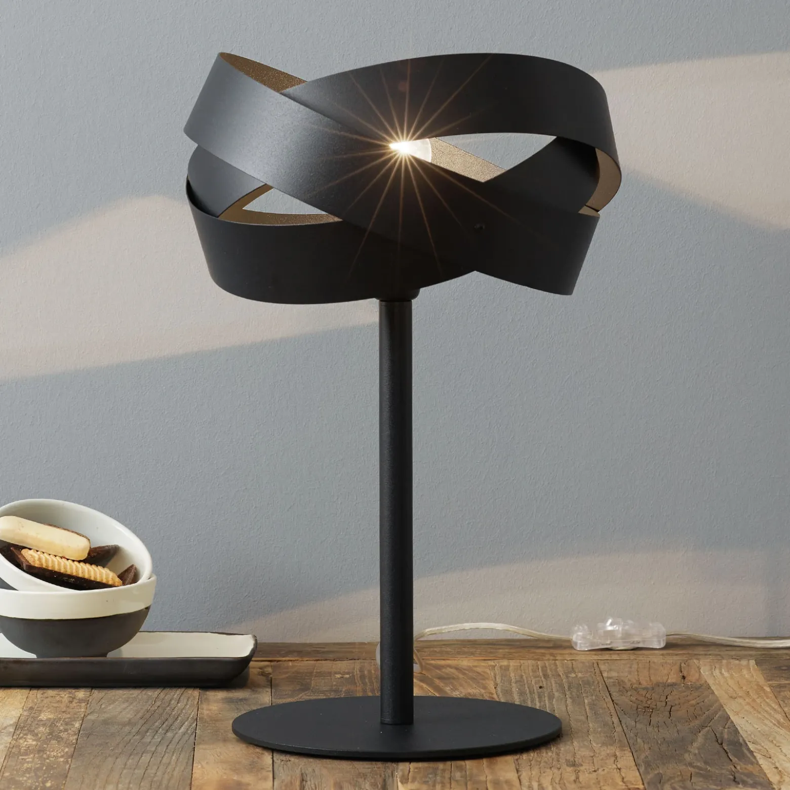 Decorativa lámpara de mesa Tornado