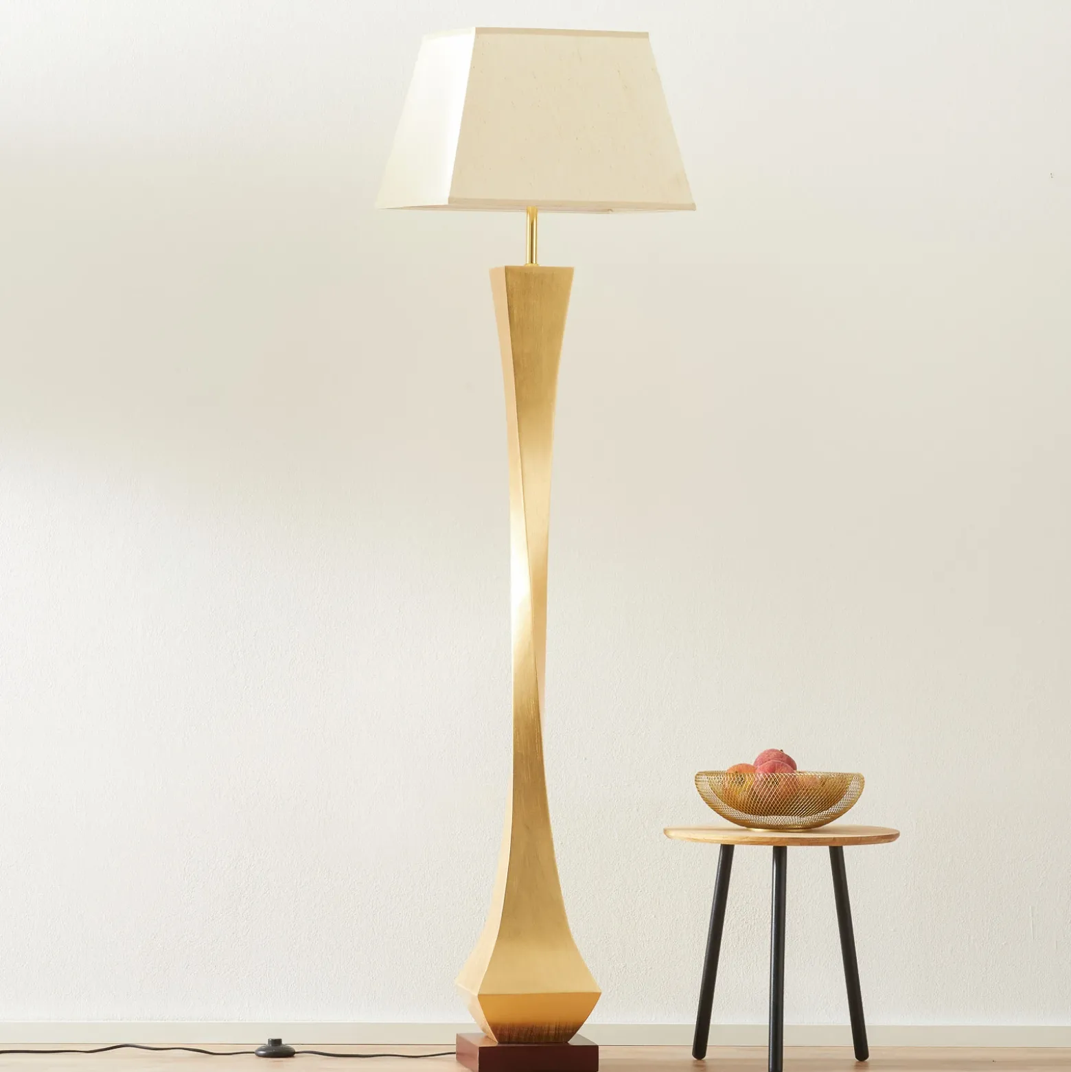 Deco - Una lámpara de pie con diseño elegante