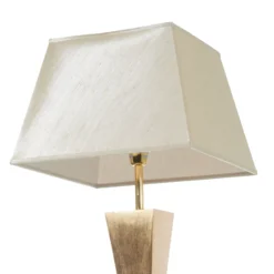 Deco - Una lámpara de pie con diseño elegante