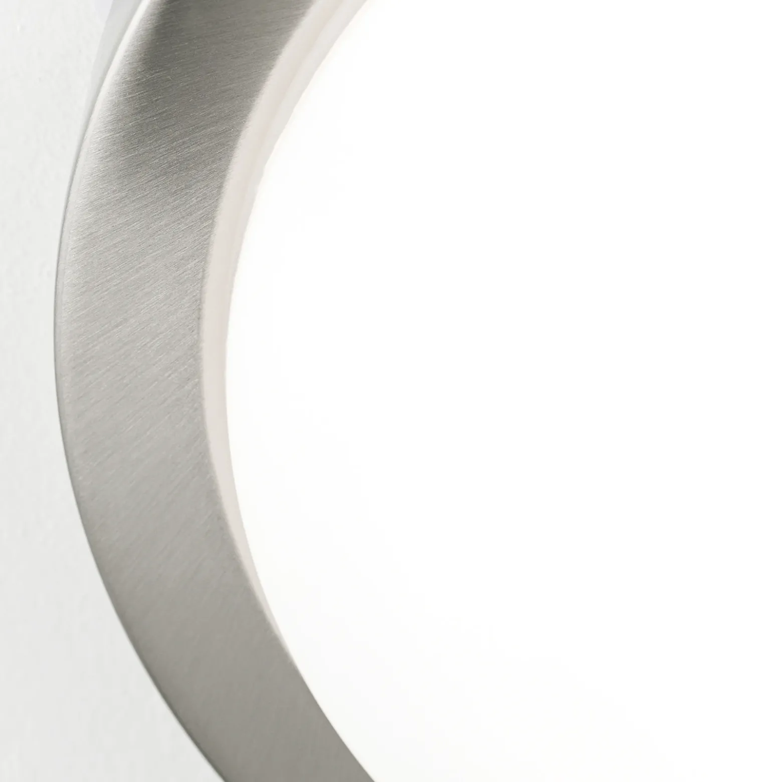 Discreto plafón MINEA de 32 cm, níquel