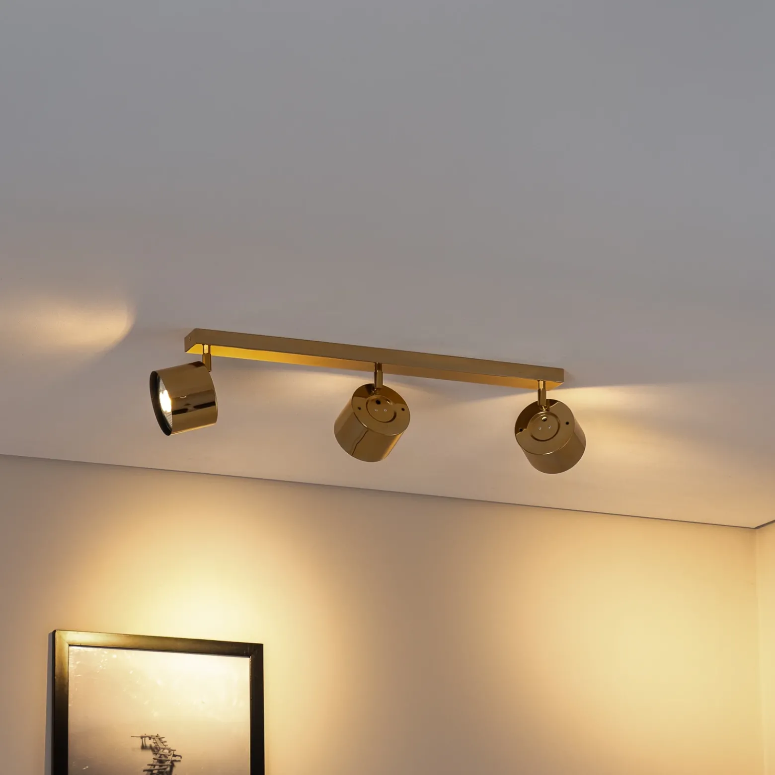 Downlight Chloe orientable, 3 luces, acero color latón