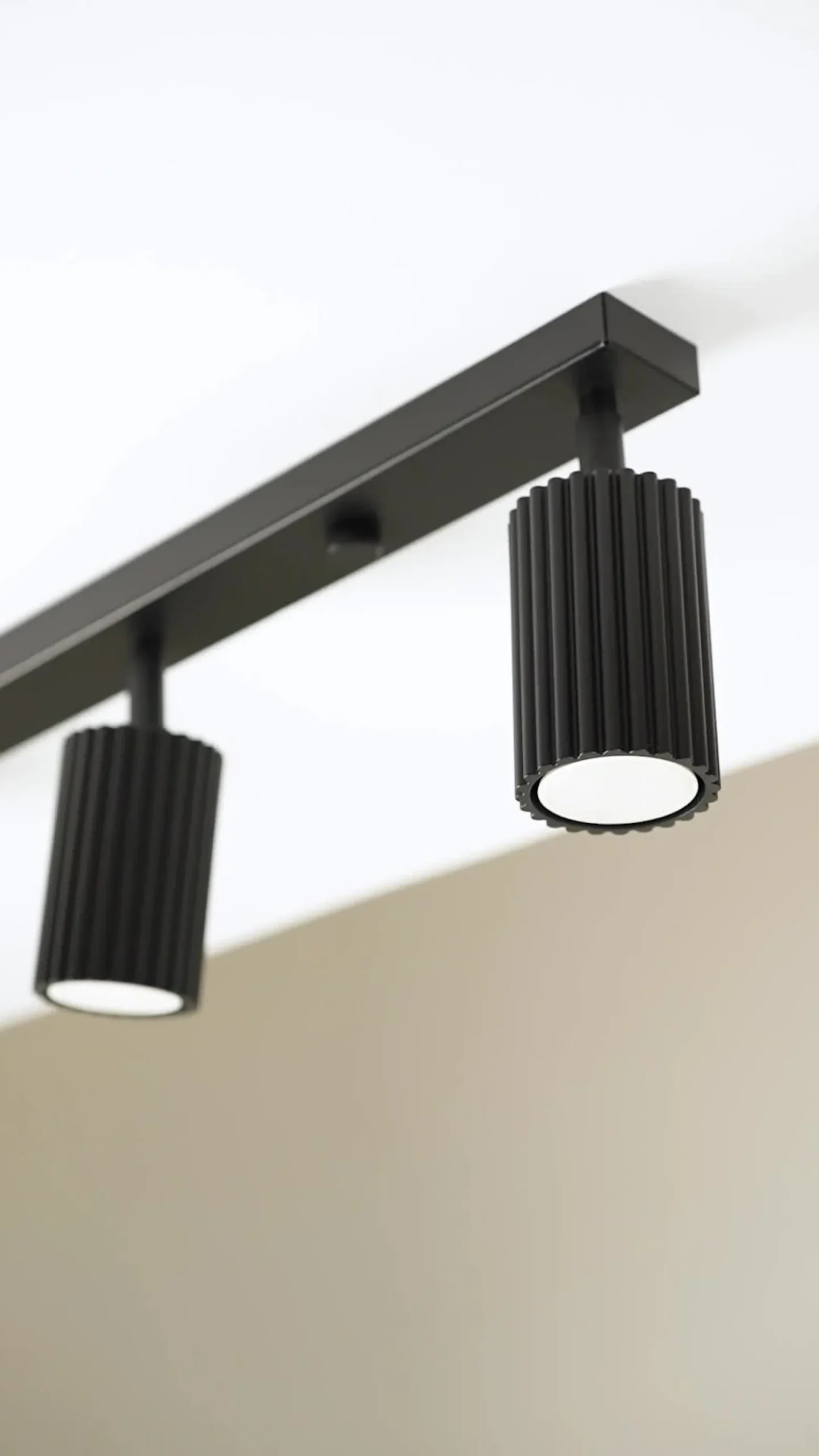 Downlight de techo de carbono, negro, longitud 81 cm, aluminio, 4 luces.