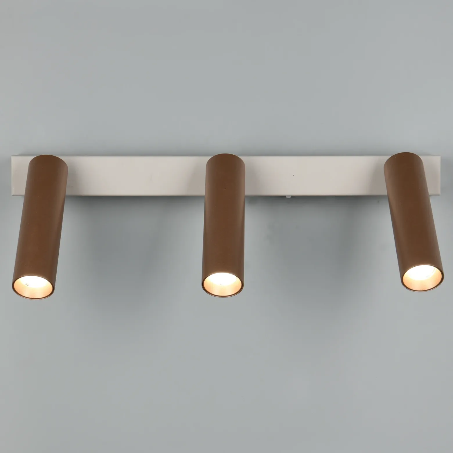 Downlight LED Ambala. Longitud 44 cm, gris/marrón, 3 luces.