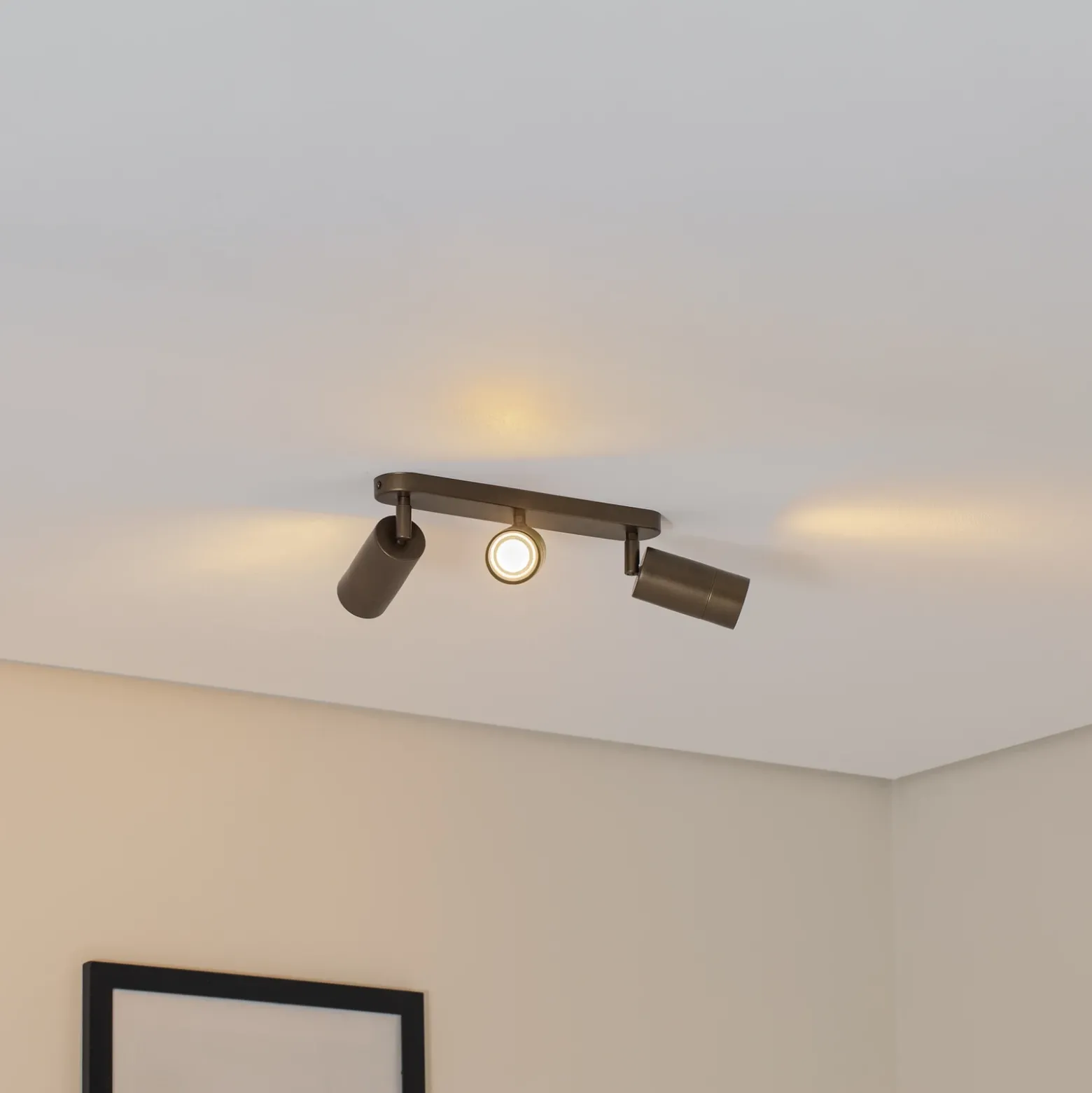 Downlight Link, color titanio-dorado, longitud 33 cm, 3 luces.